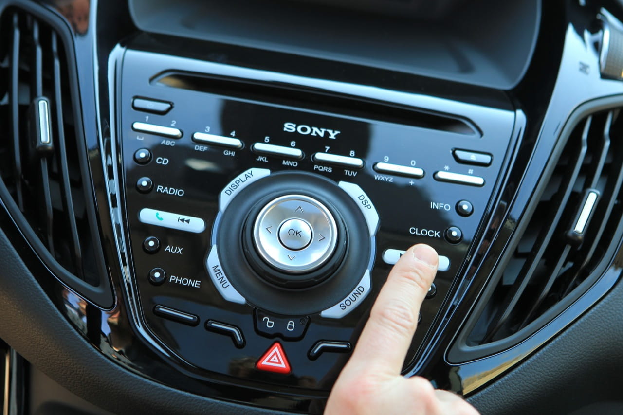Vista cercana del centro de control del Ford B-MAX con una mano ajustando.