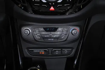 Vista cercana de la consola central del Ford B-MAX, con controles de audio y climatización
