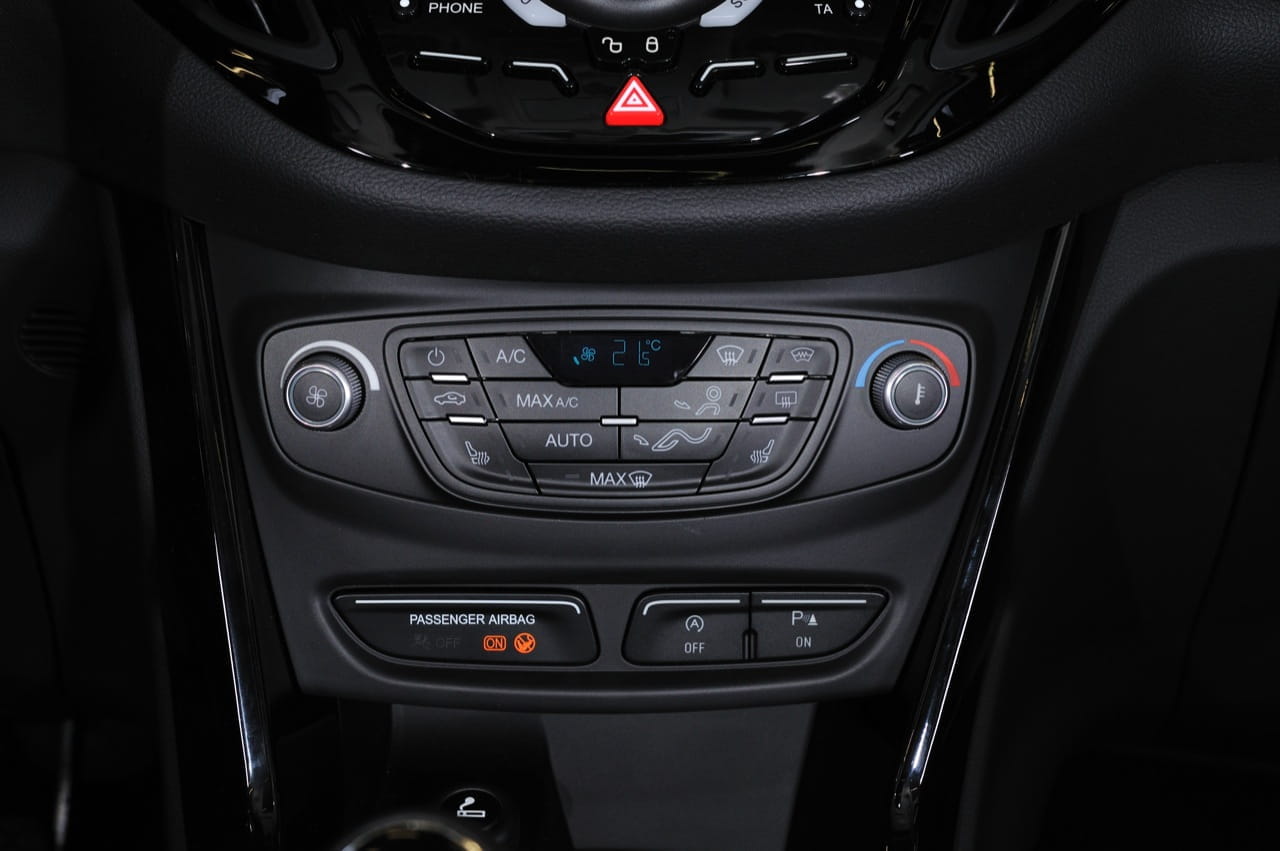 Vista cercana de la consola central del Ford B-MAX, con controles de audio y climatización