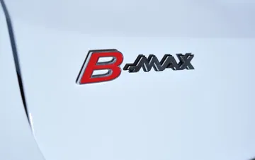 Vista detallada del emblema distintivo del Ford B-MAX.
