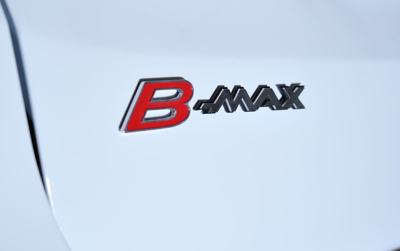 Vista detallada del emblema distintivo del Ford B-MAX.