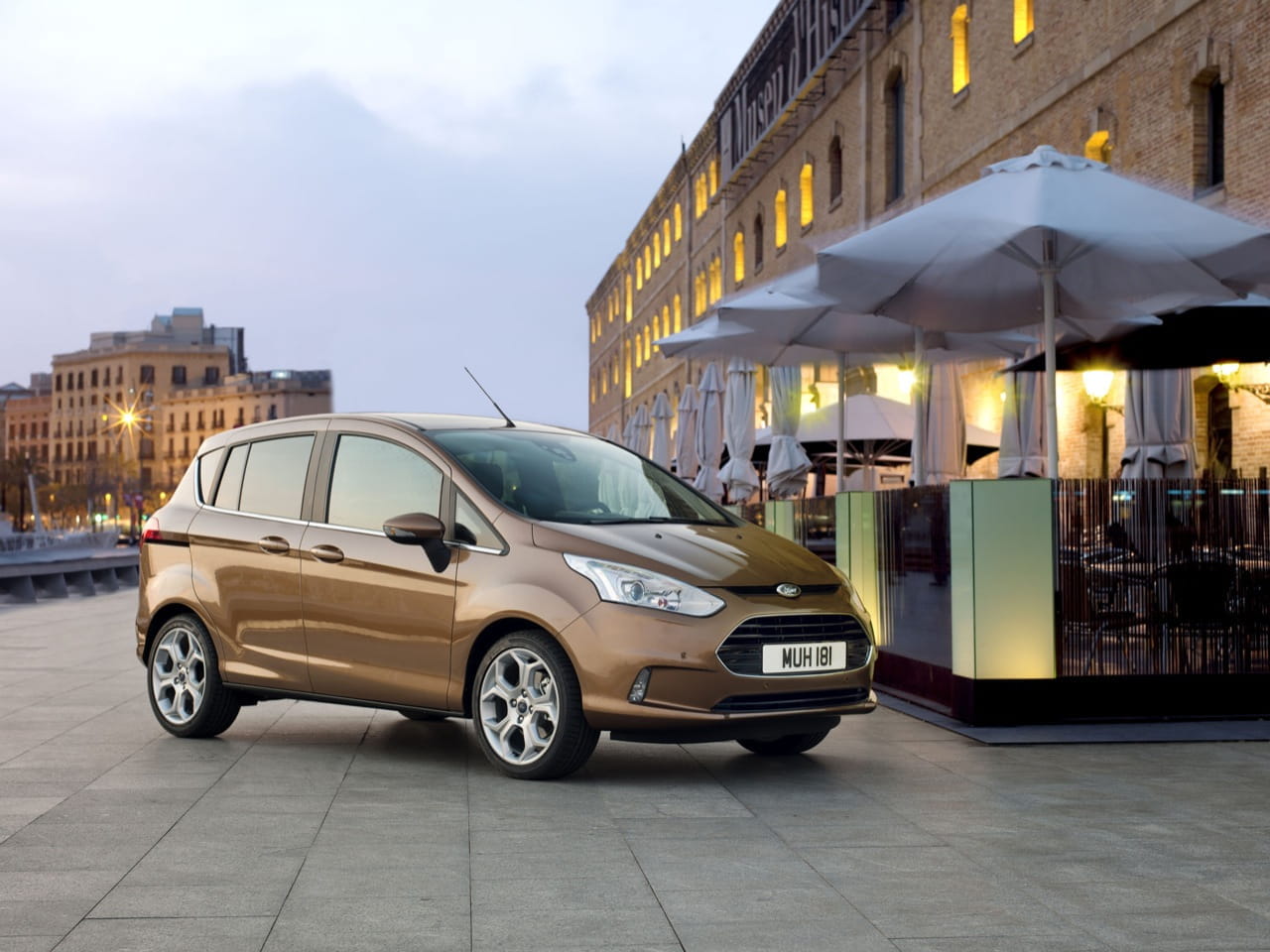 Vista lateral del Ford B-MAX en un entorno urbano, destacando su diseño compacto y moderno.