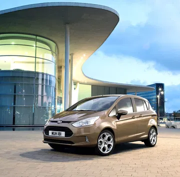 Vista lateral del Ford B-MAX mostrando su línea dinámica y compacta.
