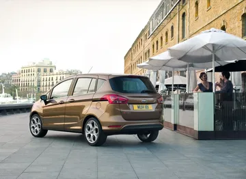 Vista trasera lateral del Ford B-MAX aparcado en la calle
