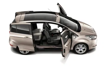 Vista de un Ford B-MAX con puertas abiertas mostrando acceso al habitáculo.