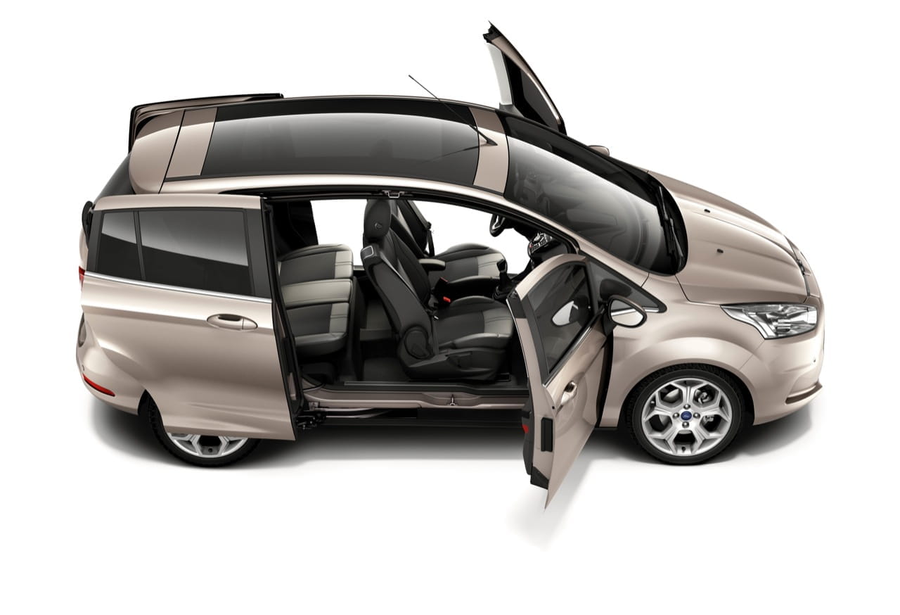 Vista de un Ford B-MAX con puertas abiertas mostrando acceso al habitáculo.