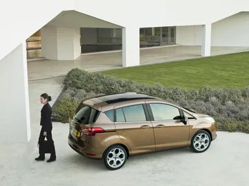 Vista lateral del Ford B-MAX enfatizando su diseño compacto y funcional.