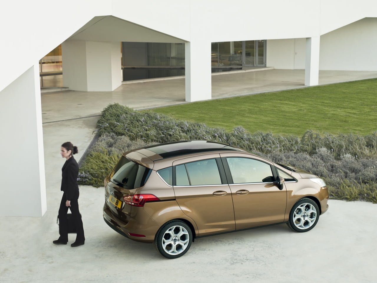 Vista lateral del Ford B-MAX enfatizando su diseño compacto y funcional.
