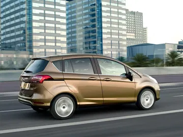 Perfil lateral del Ford B-MAX que muestra su diseño compacto y dinámico.