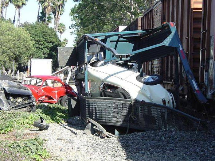 Un tren de mercancías arrolla un camión con Porsche clásicos en Estados Unidos