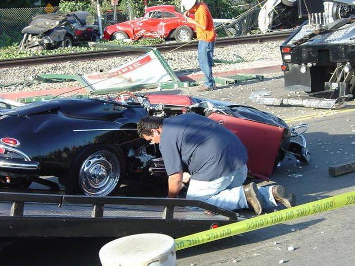 Un tren de mercancías arrolla un camión con Porsche clásicos en Estados Unidos