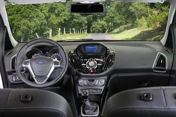 hábitat ergonómico destacando mandos y asientos confortables del B-MAX