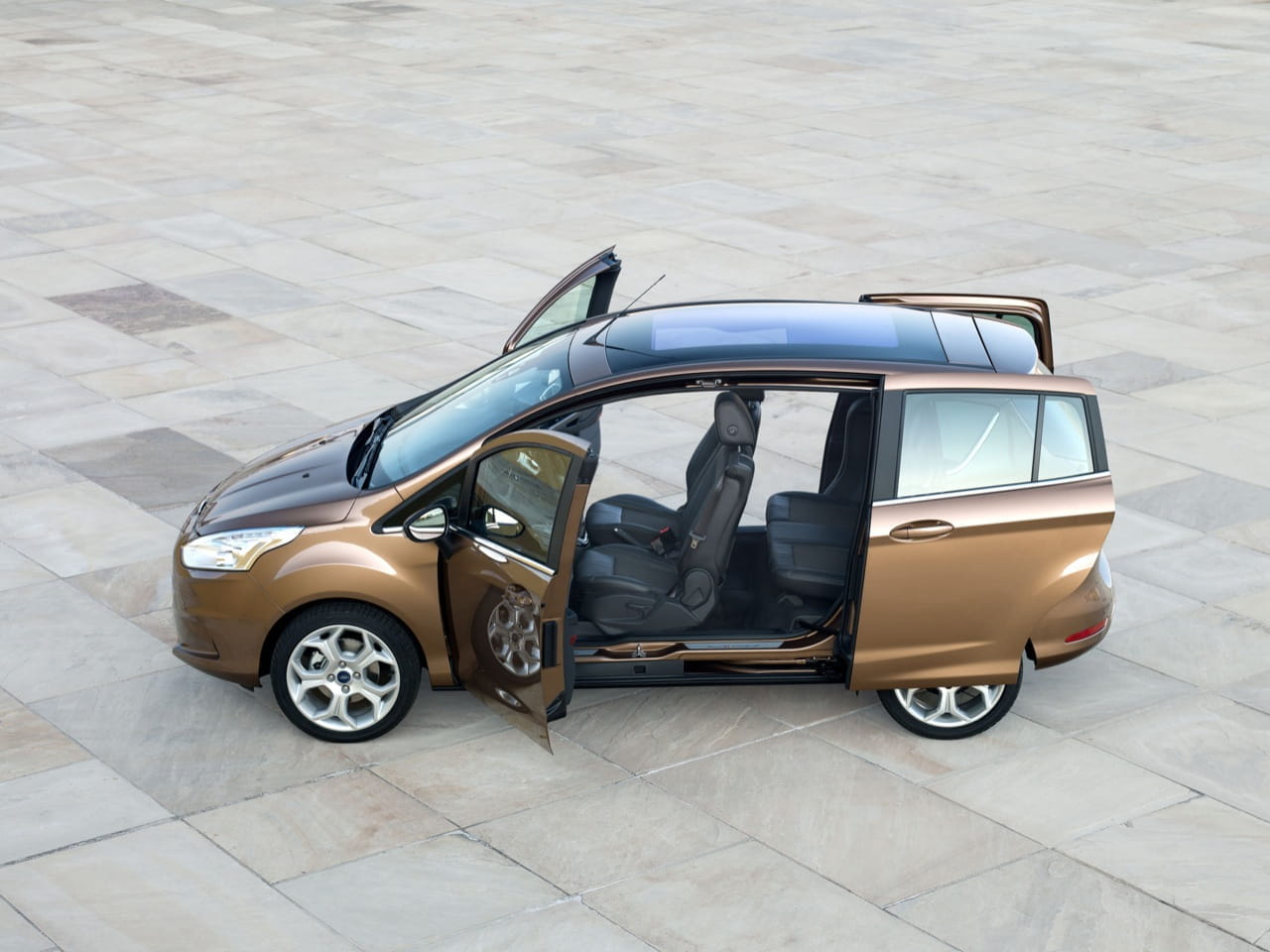 Ford B-MAX con puertas abiertas mostrando acceso sin pilar central.
