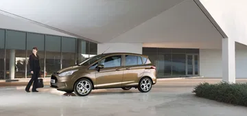 Vista lateral del Ford B-MAX destacando su línea y diseño dinámico.