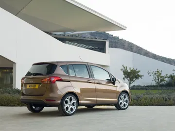 Perfil lateral del Ford B-MAX mostrando su diseño dinámico.