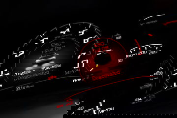 Vista cercana del tacómetro y aviso de cambio en Dodge Viper.