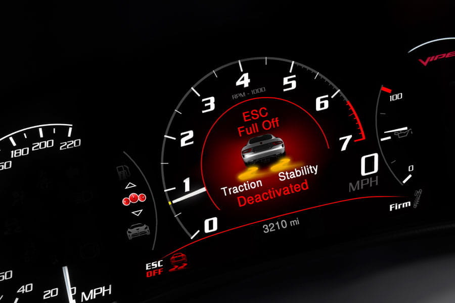 Vista cercana del tacómetro y aviso de cambio en Dodge Viper.