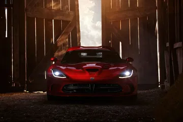 Vista frontal del Dodge Viper, destacando su agresiva estética.