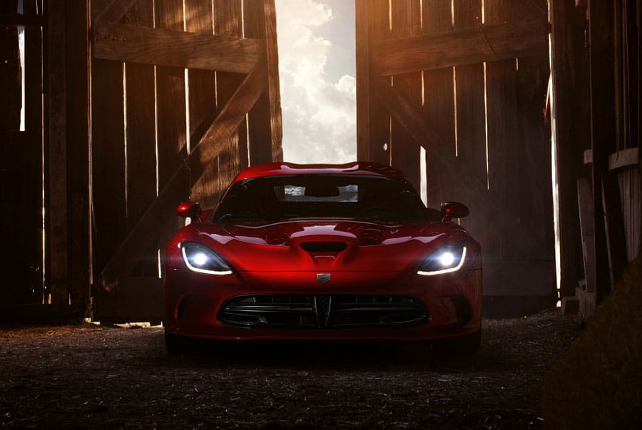 Vista frontal del Dodge Viper, destacando su agresiva estética.