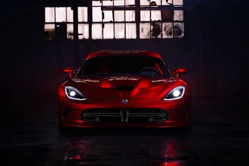 Vista frontal del Dodge Viper destacando su diseño agresivo y emblemático.