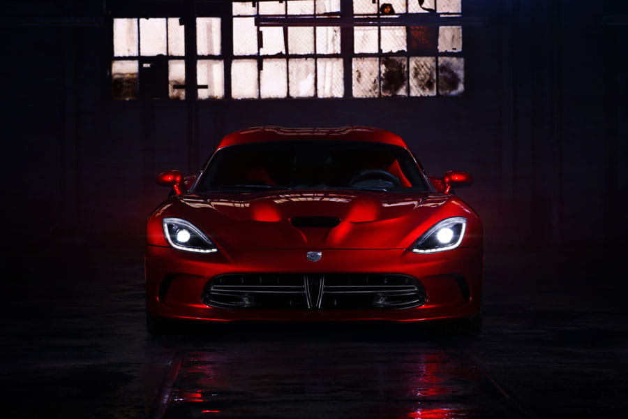 Vista frontal del Dodge Viper destacando su diseño agresivo y emblemático.