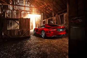 Vista trasera y lateral de un Dodge Viper en un entorno rústico.