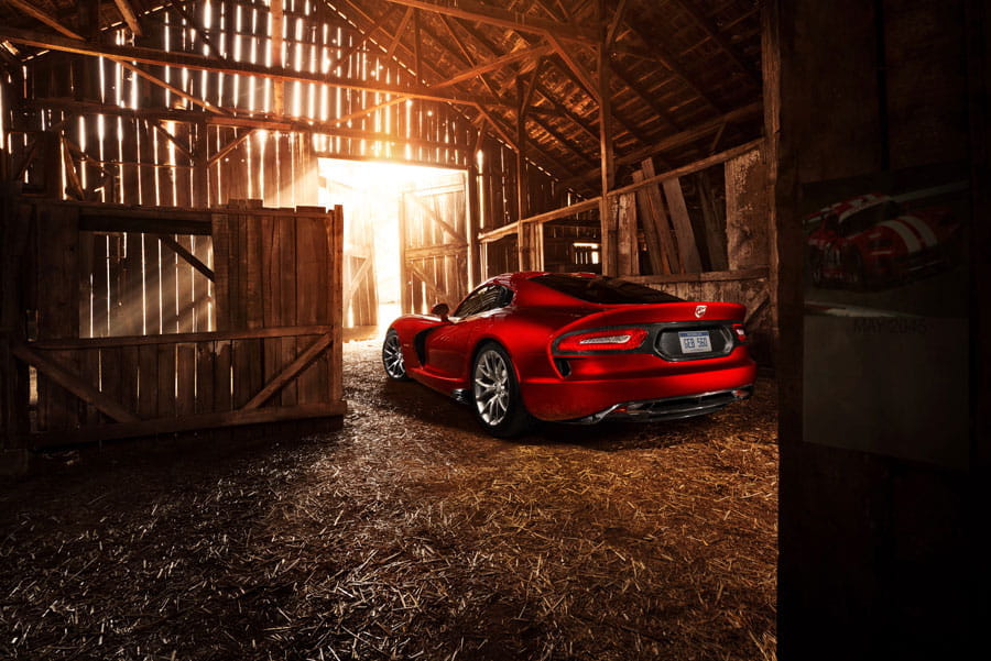 Vista trasera y lateral de un Dodge Viper en un entorno rústico.