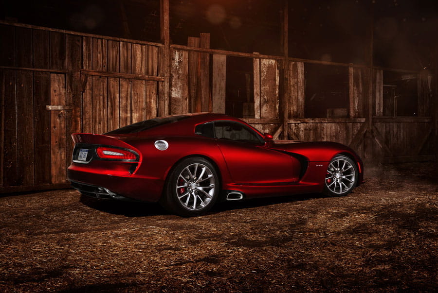 Vista lateral del Dodge Viper revelando su perfil aerodinámico y agresivo.