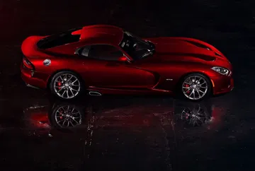 Vista lateral del Dodge Viper en color rojo destacando su diseño aerodinámico.
