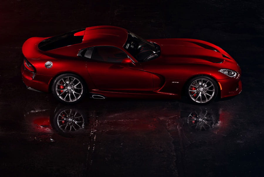 Vista lateral del Dodge Viper en color rojo destacando su diseño aerodinámico.