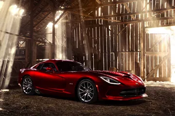 Vista lateral del Dodge Viper destacando su diseño aerodinámico y robusto.