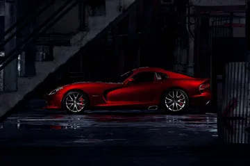 Silueta inconfundible de un Dodge Viper bajo iluminación nocturna, mostrando su perfil lateral.