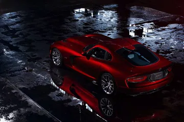 Vista nocturna del Dodge Viper destacando su diseño trasero y lateral