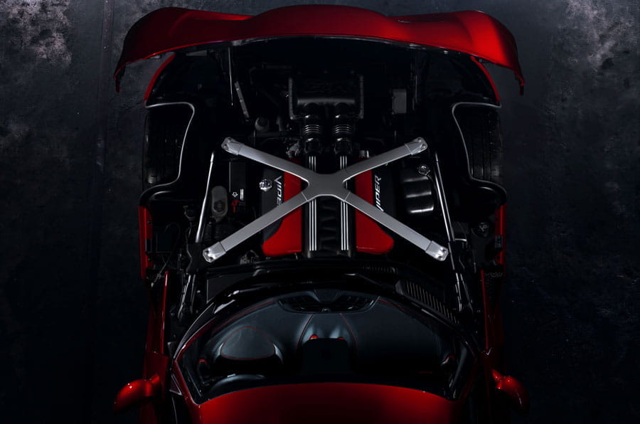 Vista superior del poderoso motor V10 del Dodge Viper.