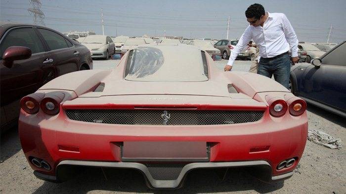 A subasta aquel Ferrari Enzo lleno de polvo y arena abandonado en Dubai