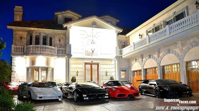 Un garaje de ensueño e inspiración italiana, repleto de Ferrari y Lamborghini