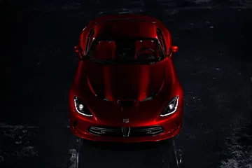 Vista aérea frontal del Dodge Viper en tono rojo, destacando su diseño agresivo.