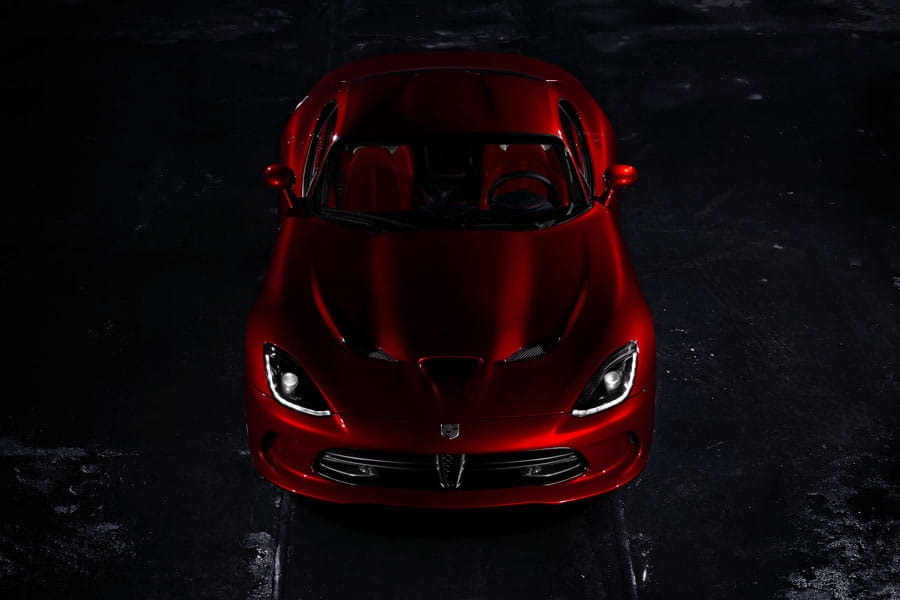 Vista aérea frontal del Dodge Viper en tono rojo, destacando su diseño agresivo.