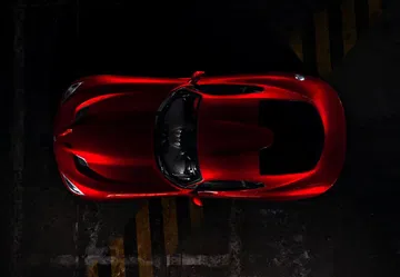 Vista aérea de un Dodge Viper rojo destacando su aerodinámica carrocería.