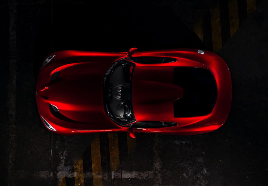 Vista aérea de un Dodge Viper rojo destacando su aerodinámica carrocería.