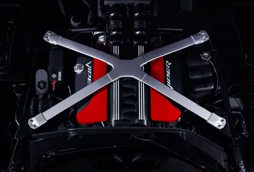 Vista superior del poderoso motor V10 del Dodge Viper, con barra de refuerzo.
