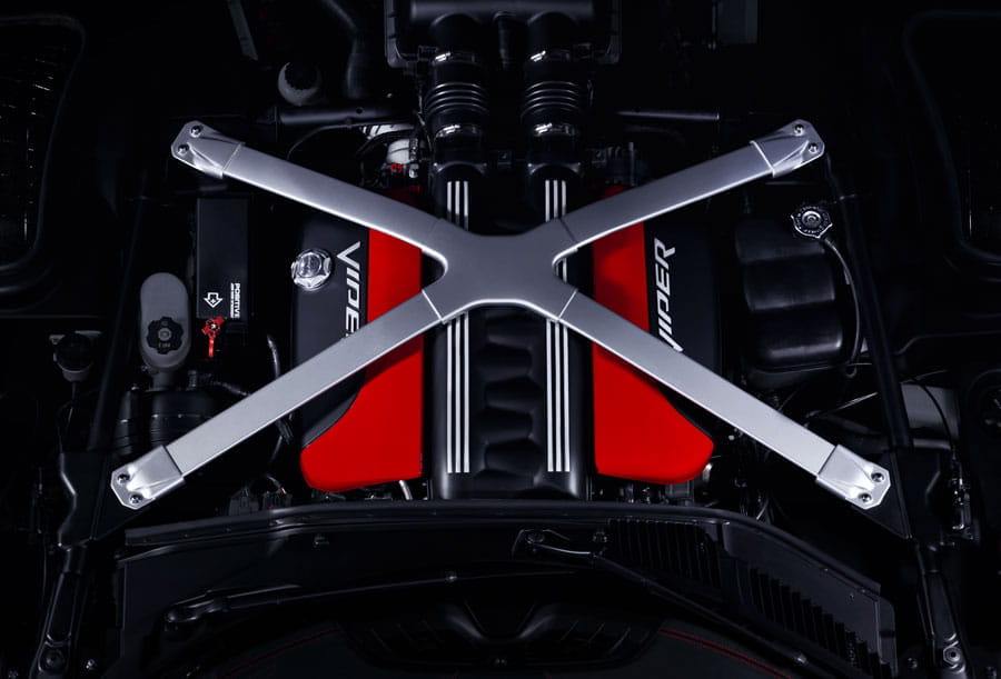 Vista superior del poderoso motor V10 del Dodge Viper, con barra de refuerzo.
