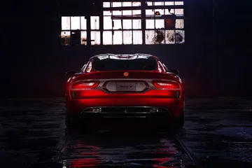 Imponente vista trasera del Dodge Viper resaltando su diseño musculoso y luces distintivas.