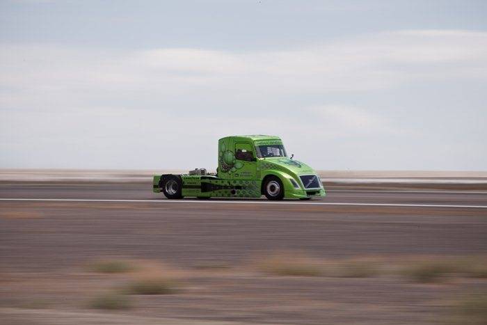 Mean Green, el camión híbrido de Volvo que bate récords de velocidad