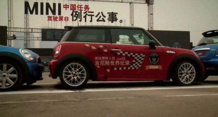 Nuevo récord mundial de aparcamiento en paralelo más ajustado con un Mini Cooper S