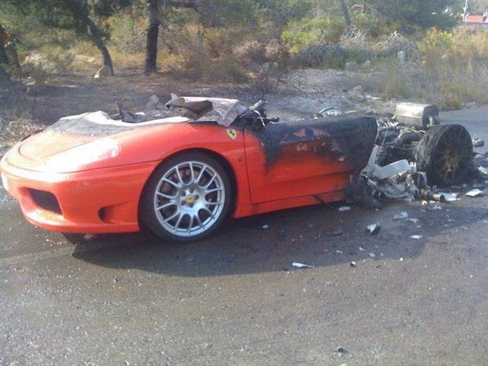 El Ferrari 360 Modena de Ever Banega, incendiado y devorado por las llamas