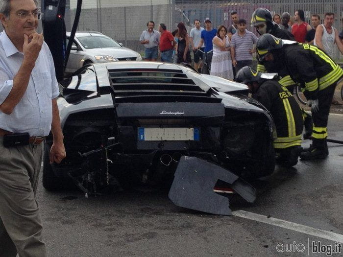 Un Lamborghini Murciélago se estrella contra un concesionario de BMW en Italia