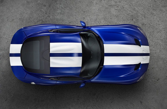 El SRT Viper se viste con el tradicional traje blanquiazul para su lanzamiento