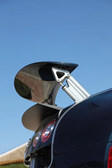 Vista cercana del alerón trasero del Bugatti Veyron.