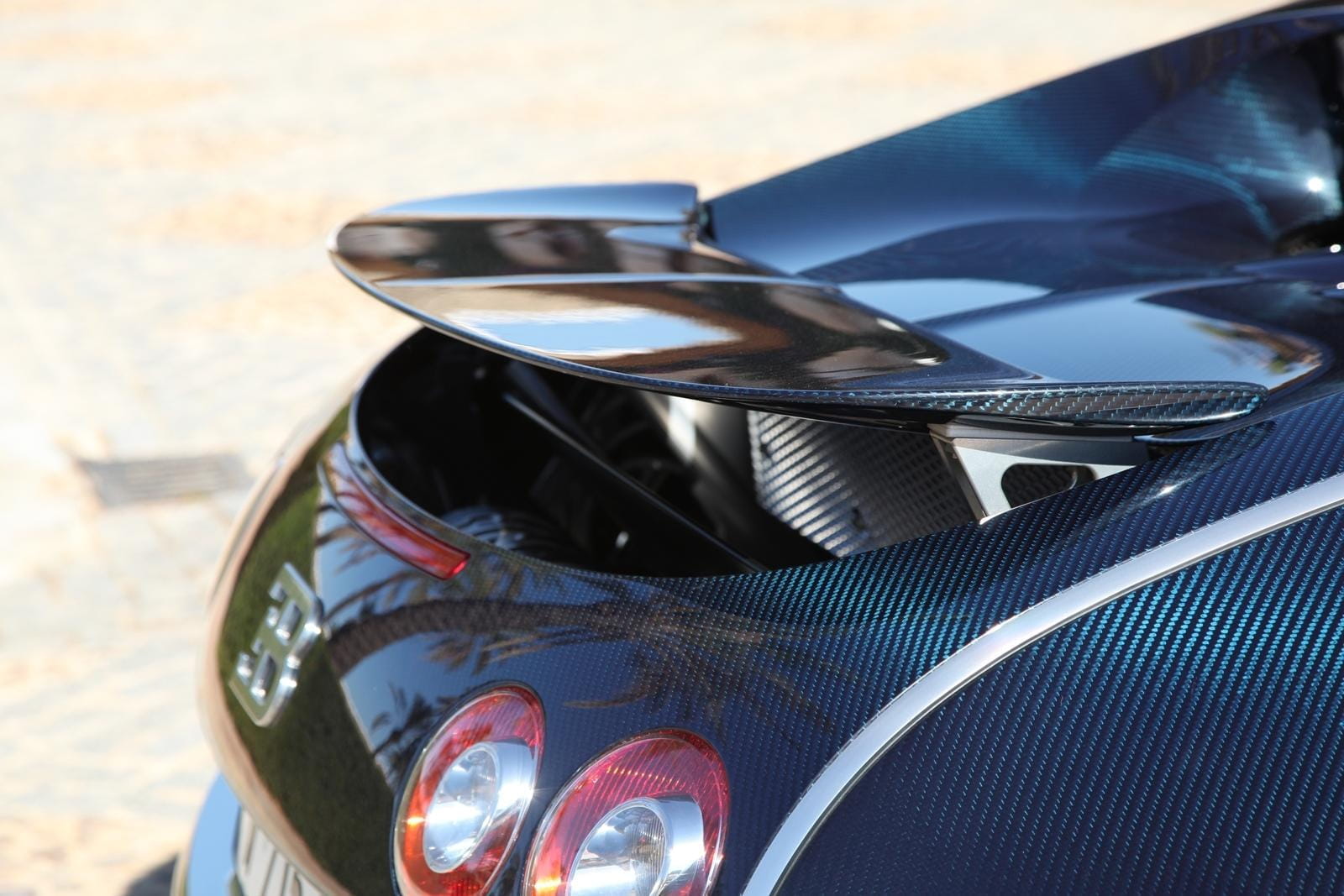 Vista detallada del alerón en fibra de carbono del Bugatti Veyron.